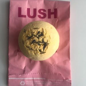 lush bath bomb
